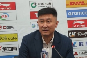 乐鱼体育网页-杜锋回应长时间使用三后卫：没发现任骏飞受伤了吗？杜润旺感冒了