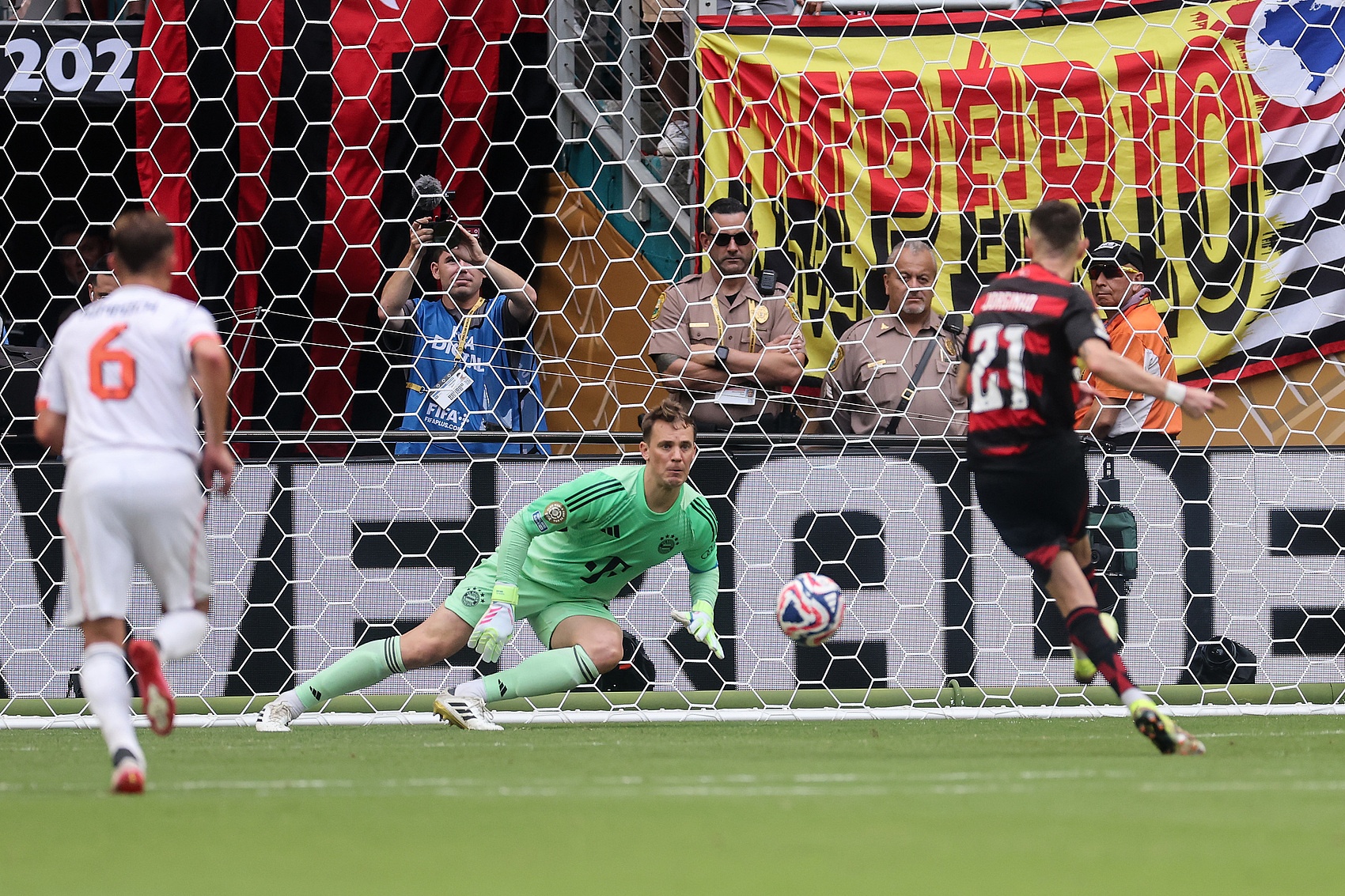 乐鱼体育官方-巨变!IFAB考虑修改点球规则:点球被扑算死球,进攻方不能补射!