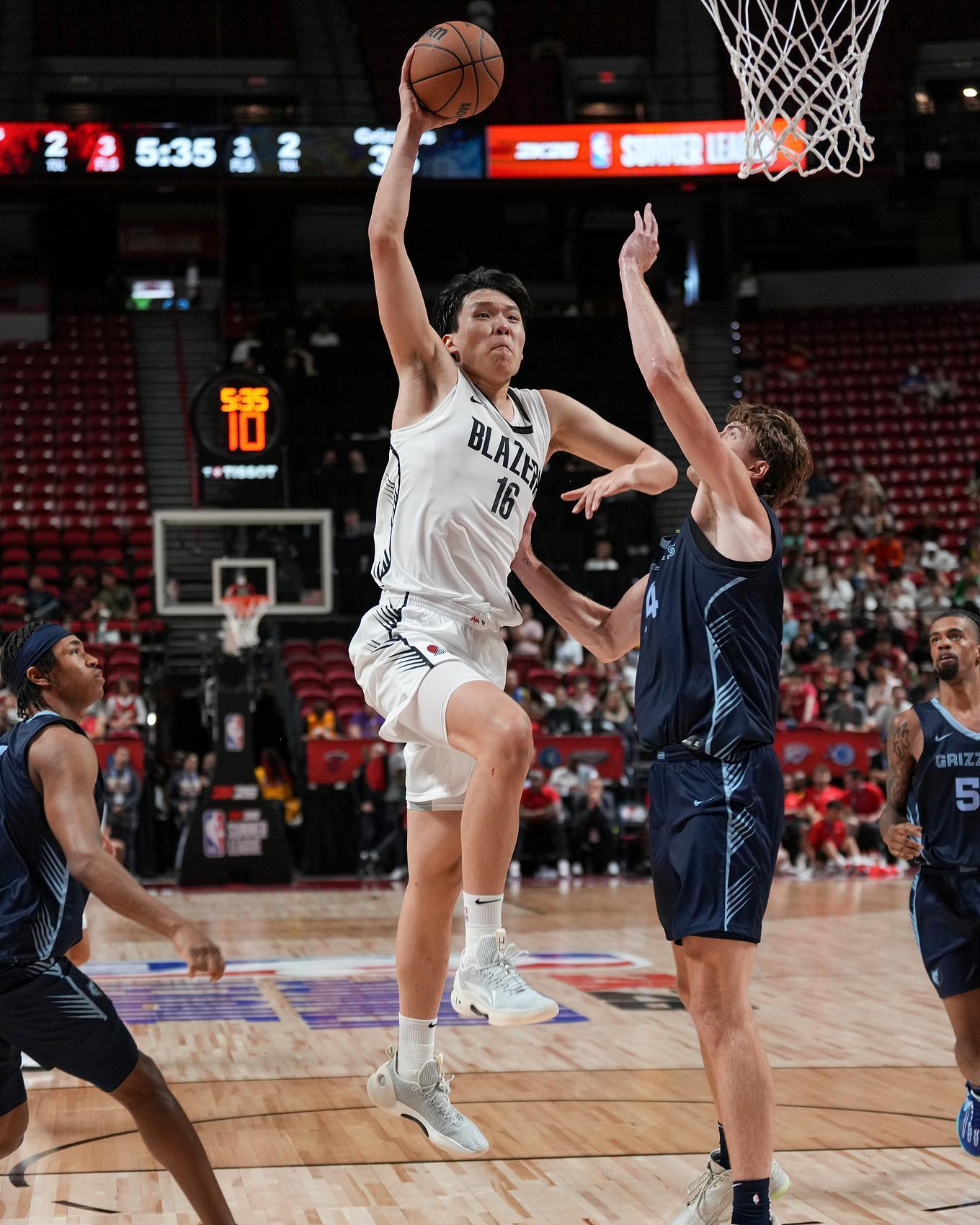 乐鱼体育网页-杨瀚森:最近最大改变是手变得跟叉子一样 有时在篮下都不进