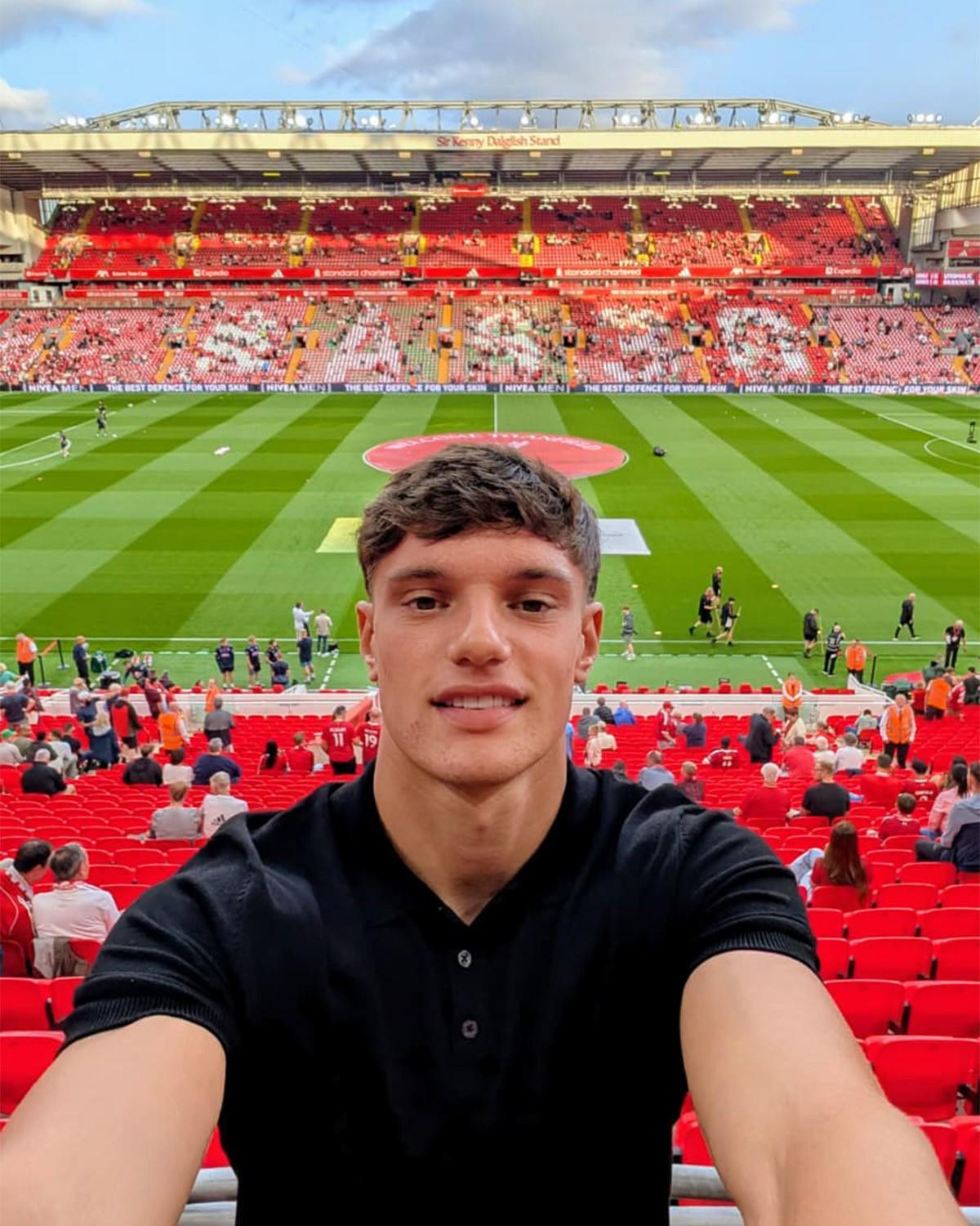 乐鱼体育网页-先感受气氛,利物浦新援莱昂尼在安菲尔德观看英超揭幕战